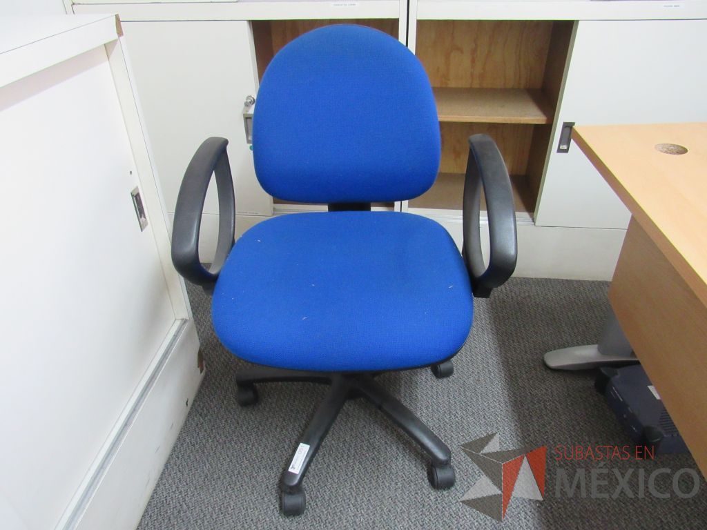 Lote 031 - 3 Sillas secretariales con ruedas, asiento y respaldo en tela color azul