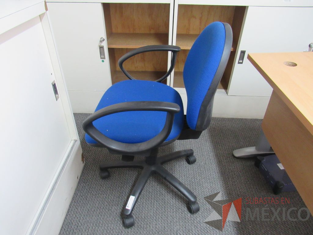 Lote 031 - 3 Sillas secretariales con ruedas, asiento y respaldo en tela color azul - Imagen 2