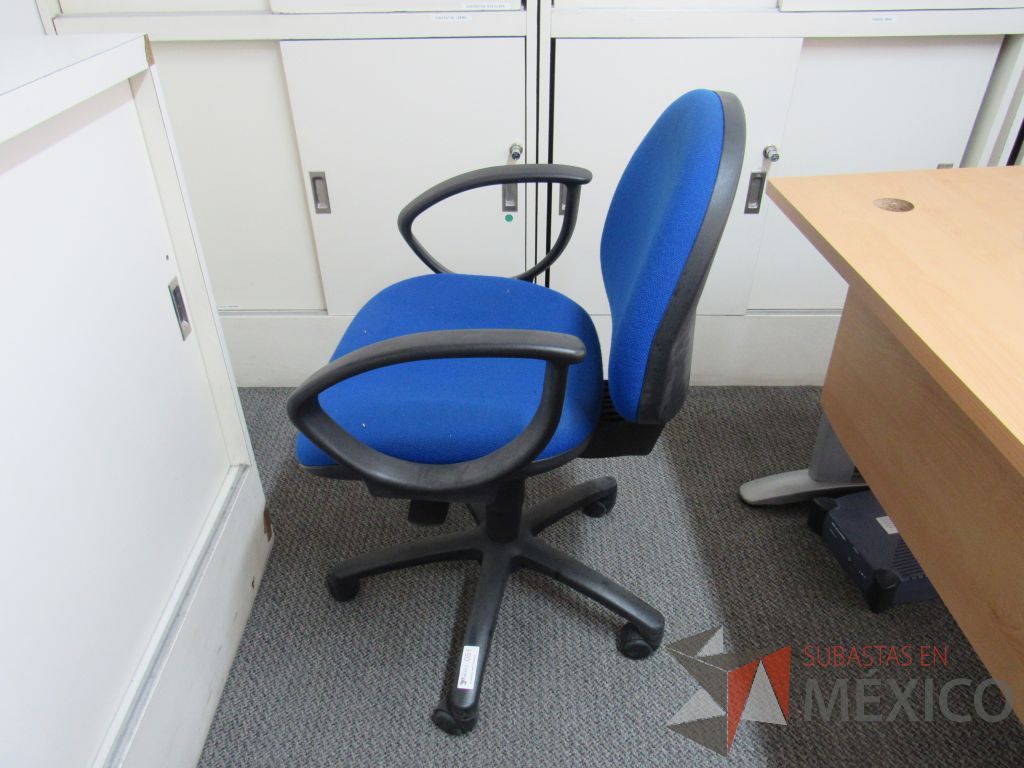 Lote 031 - 3 Sillas secretariales con ruedas, asiento y respaldo en tela color azul - Imagen 3
