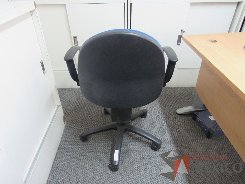 Lote 031 - 3 Sillas secretariales con ruedas, asiento y respaldo en tela color azul - Imagen 4