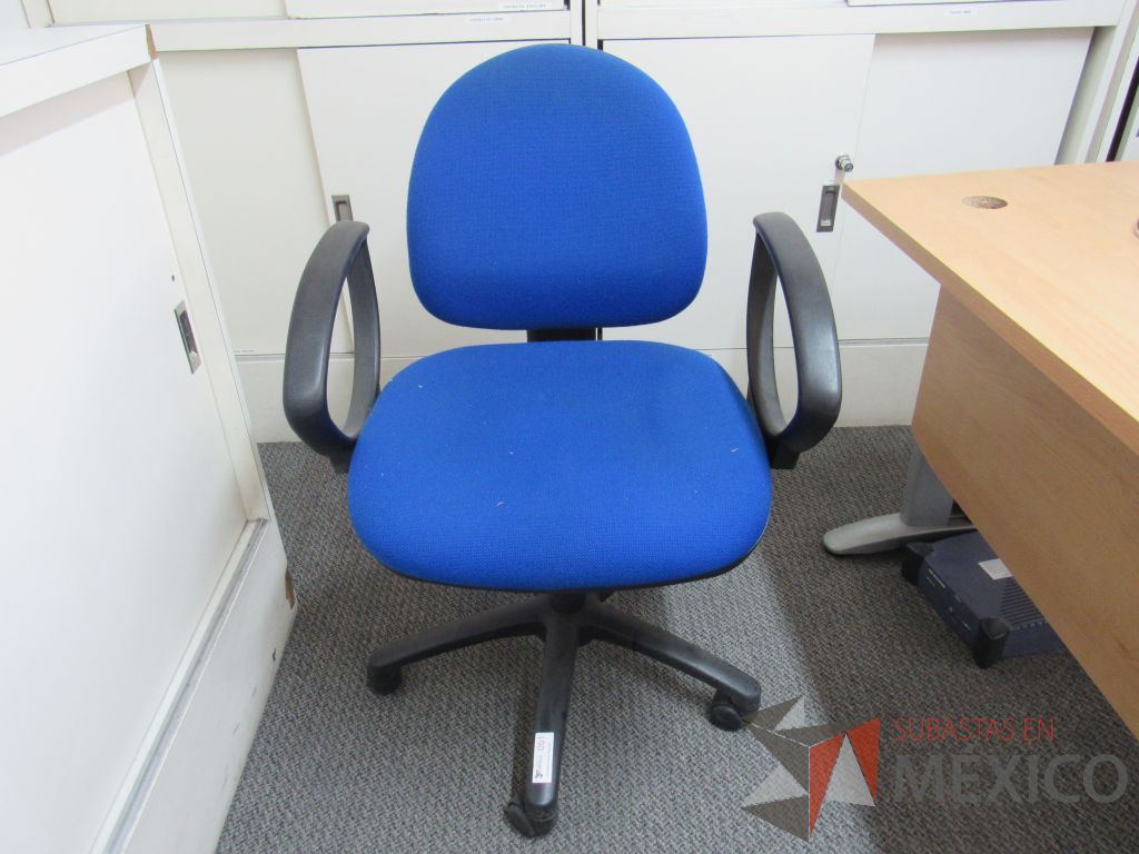 Lote 031 - 3 Sillas secretariales con ruedas, asiento y respaldo en tela color azul - Imagen 5