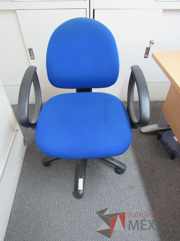 Lote 031 - 3 Sillas secretariales con ruedas, asiento y respaldo en tela color azul - Imagen 6