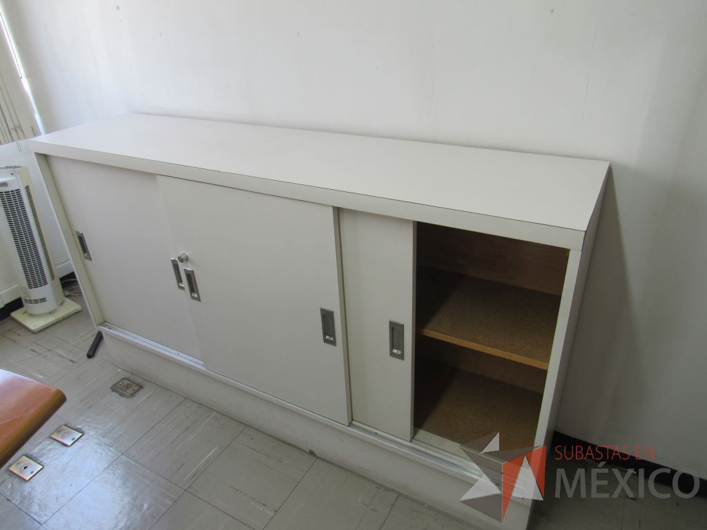 Lote 037 - Gabinete tipo madera con 3 puertas y 1 entrepaño color blanco - Imagen 2