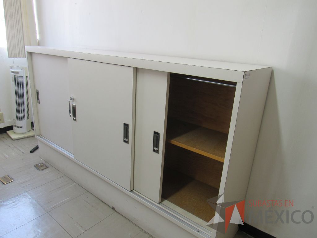 Lote 037 - Gabinete tipo madera con 3 puertas y 1 entrepaño color blanco - Imagen 3