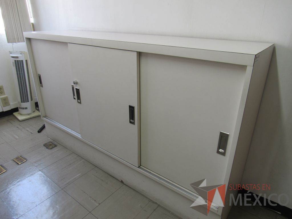 Lote 037 - Gabinete tipo madera con 3 puertas y 1 entrepaño color blanco - Imagen 4