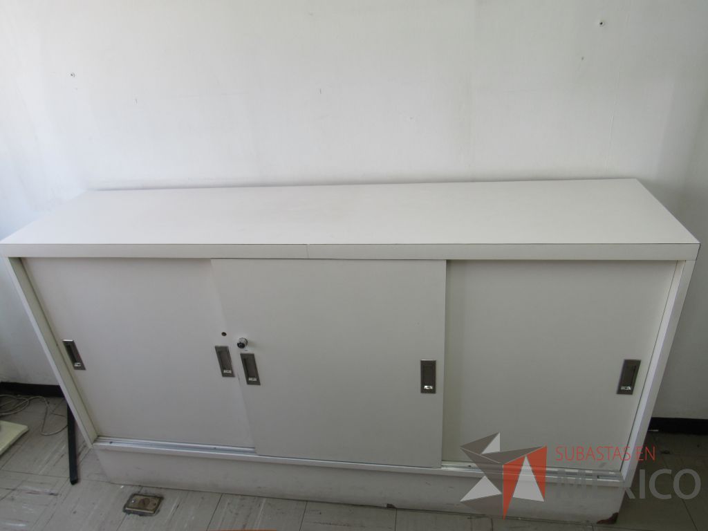 Lote 037 - Gabinete tipo madera con 3 puertas y 1 entrepaño color blanco - Imagen 5