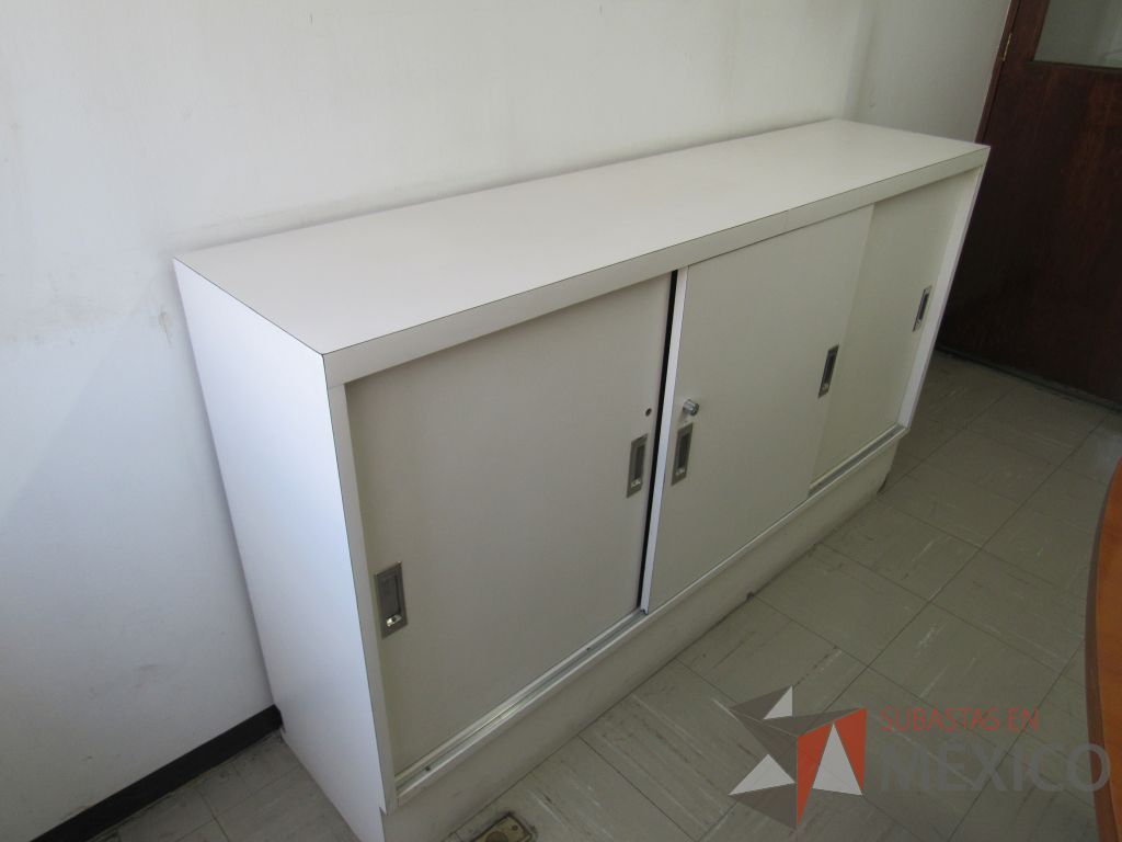 Lote 037 - Gabinete tipo madera con 3 puertas y 1 entrepaño color blanco