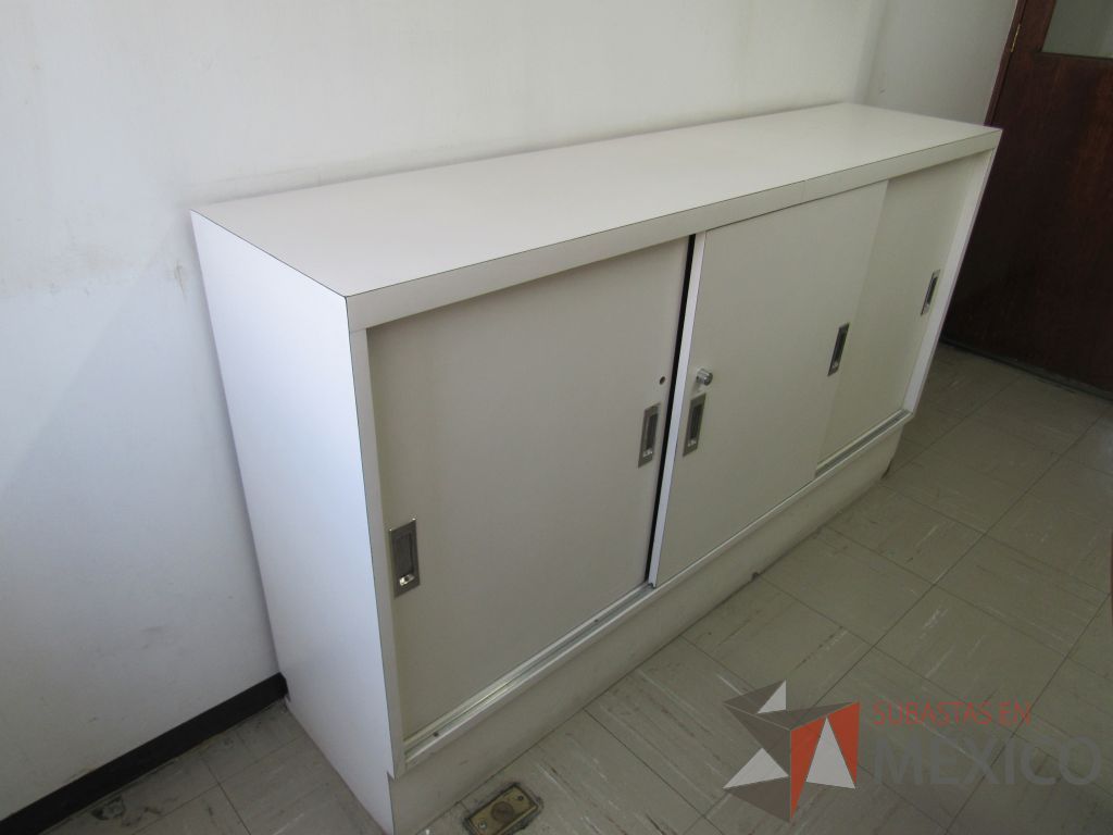 Lote 037 - Gabinete tipo madera con 3 puertas y 1 entrepaño color blanco - Imagen 6