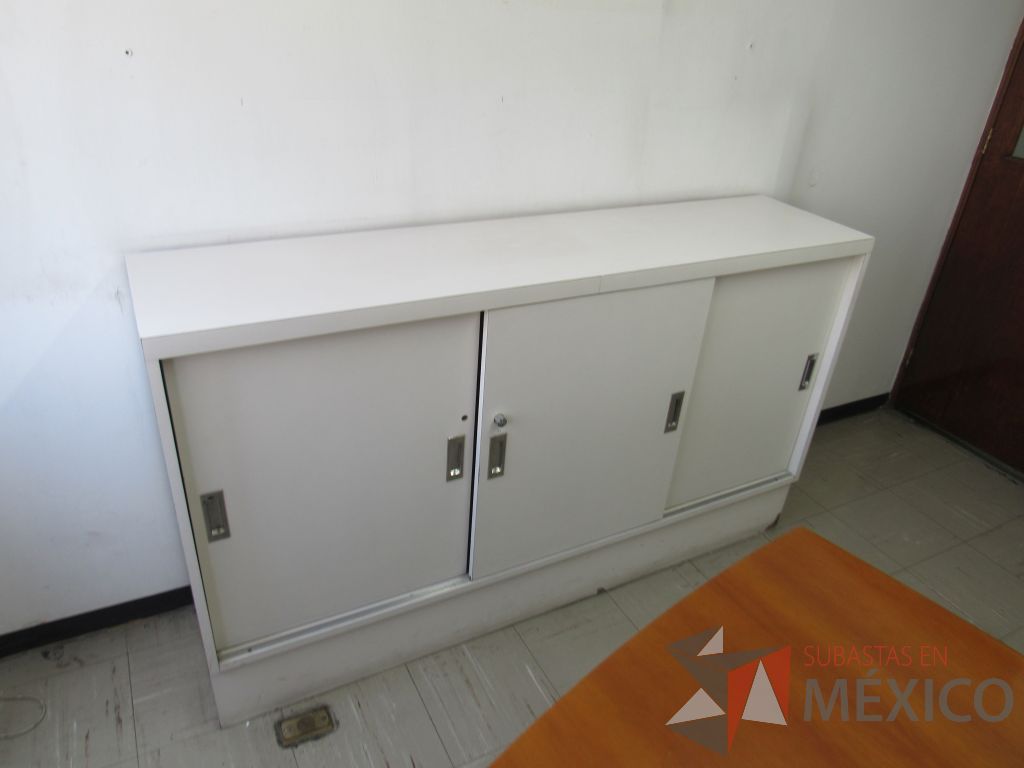 Lote 037 - Gabinete tipo madera con 3 puertas y 1 entrepaño color blanco - Imagen 7