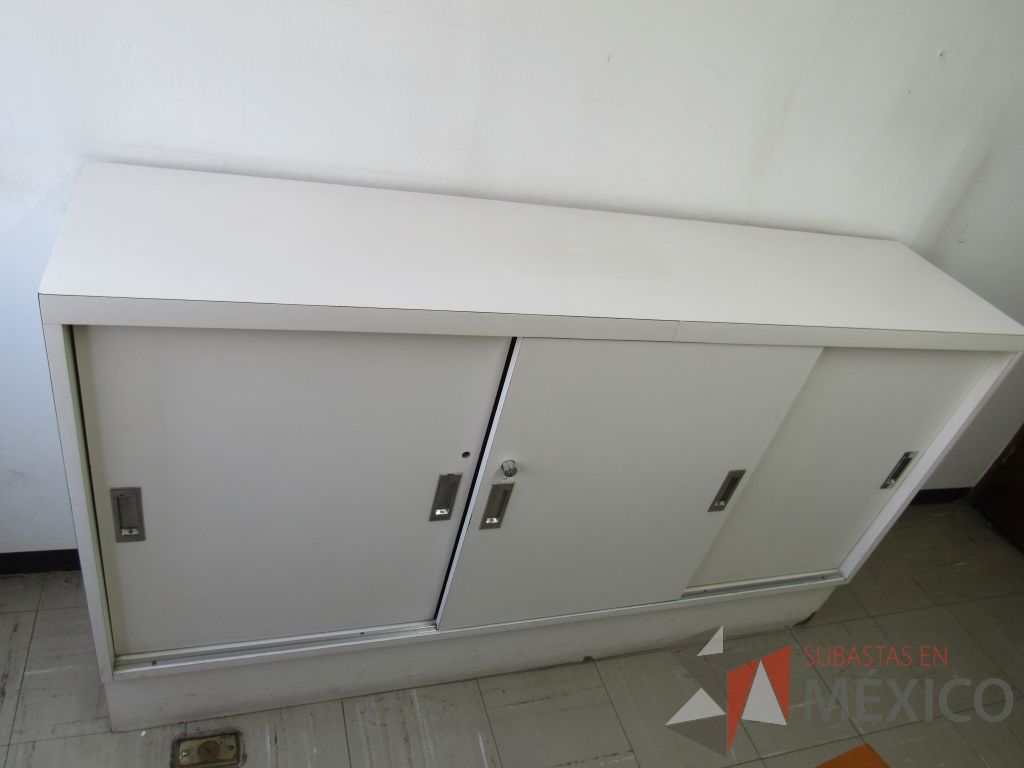 Lote 037 - Gabinete tipo madera con 3 puertas y 1 entrepaño color blanco - Imagen 8