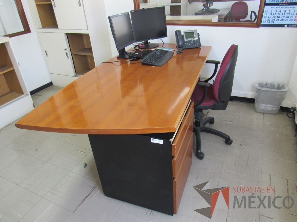 Lote 036 - Escritorio con base metálica archivero de pedestal de 3 cajones y cubierta color café - Imagen 3