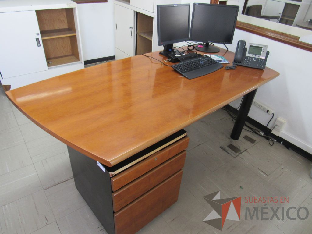 Lote 036 - Escritorio con base metálica archivero de pedestal de 3 cajones y cubierta color café - Imagen 5