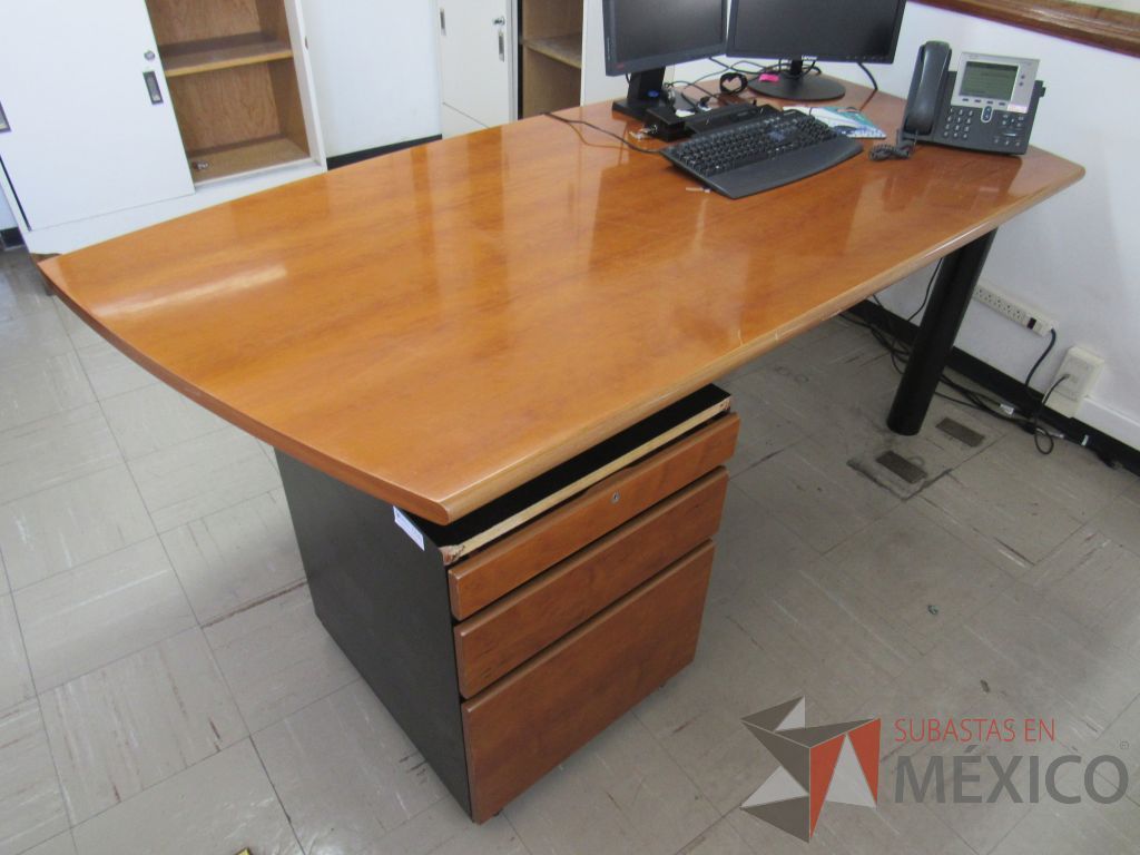 Lote 036 - Escritorio con base metálica archivero de pedestal de 3 cajones y cubierta color café - Imagen 6