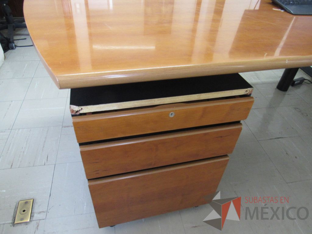 Lote 036 - Escritorio con base metálica archivero de pedestal de 3 cajones y cubierta color café - Imagen 10