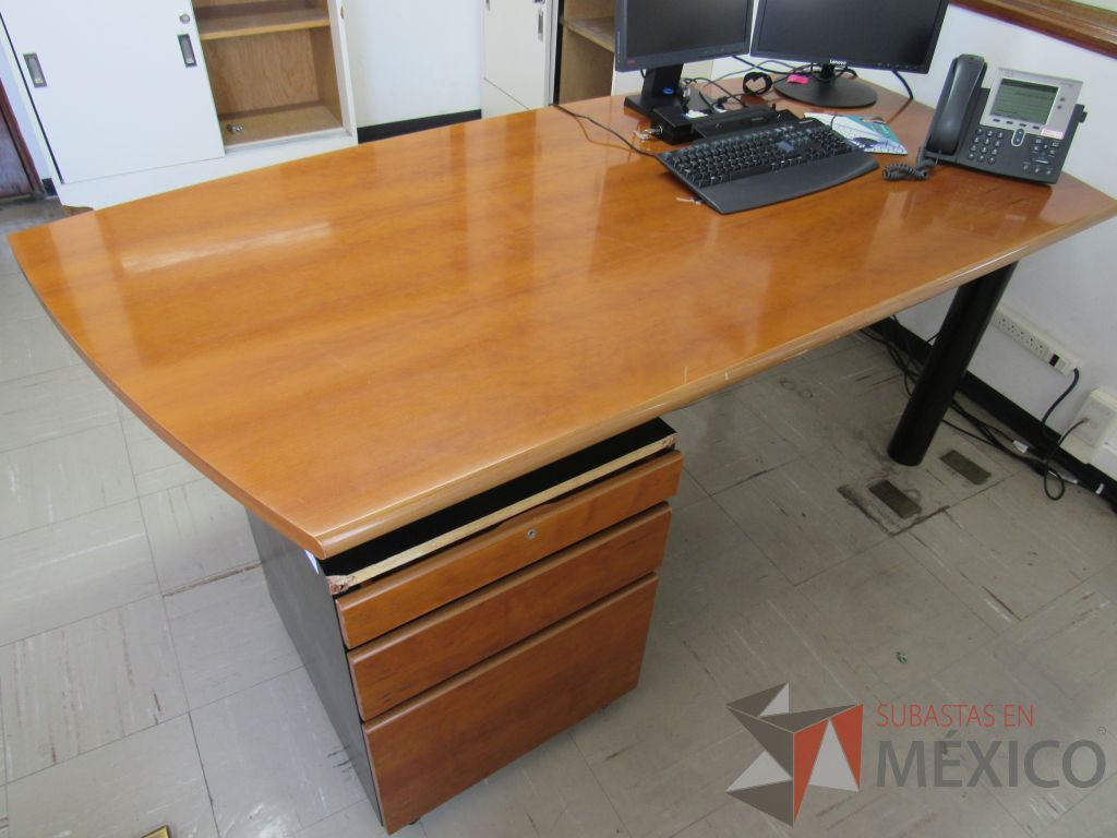 Lote 036 - Escritorio con base metálica archivero de pedestal de 3 cajones y cubierta color café - Imagen 11