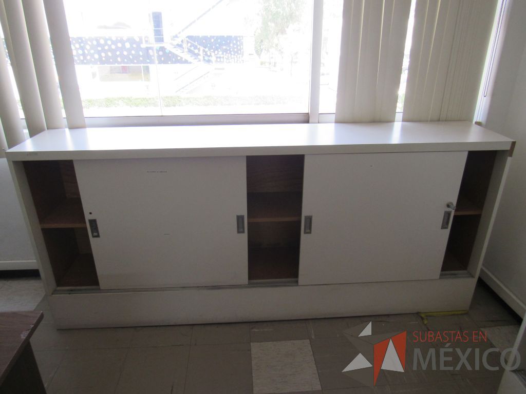 Lote 020 - Gabinete tipo madera con 3 puertas y 1 entrepaño color blanco - Imagen 2