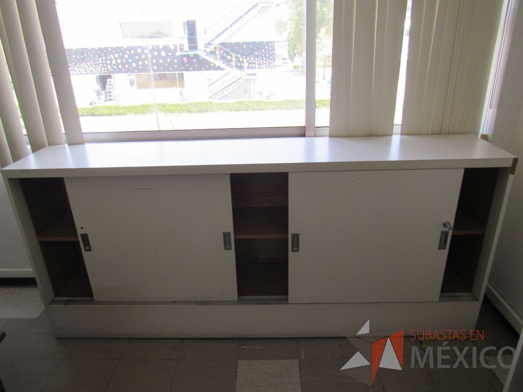 Lote 020 - Gabinete tipo madera con 3 puertas y 1 entrepaño color blanco - Imagen 3