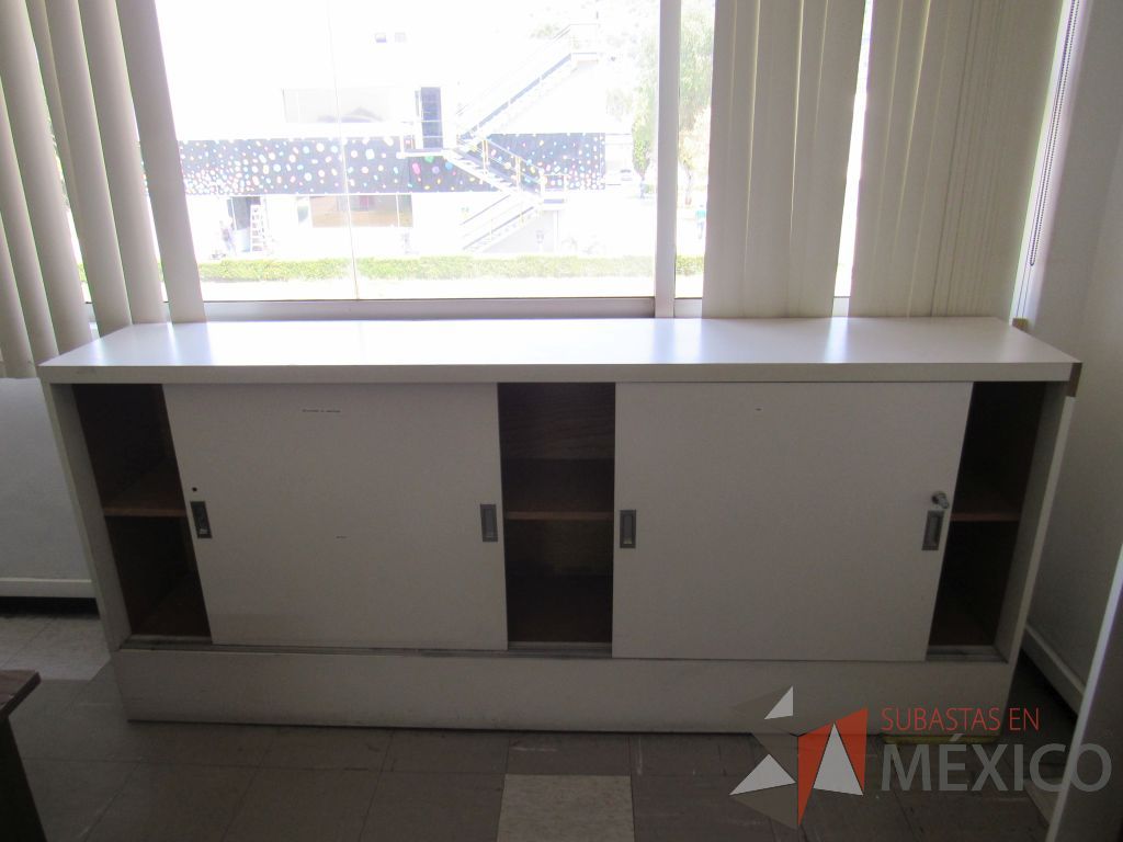 Lote 020 - Gabinete tipo madera con 3 puertas y 1 entrepaño color blanco - Imagen 4