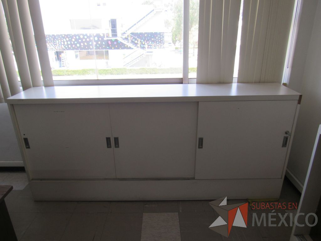 Lote 020 - Gabinete tipo madera con 3 puertas y 1 entrepaño color blanco - Imagen 5