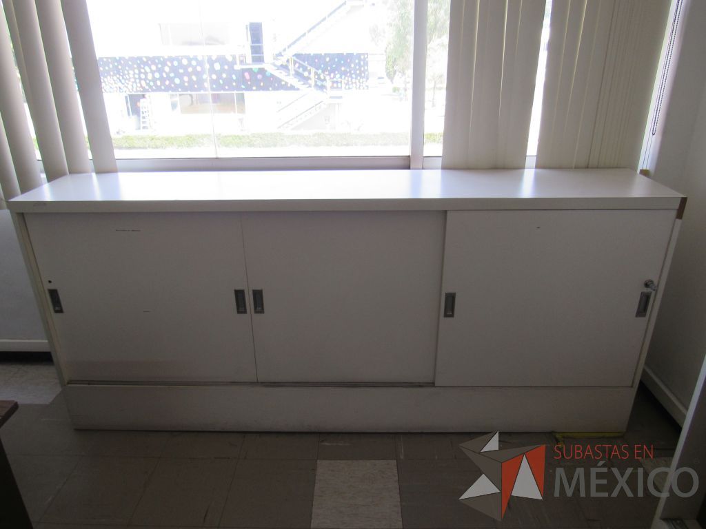 Lote 020 - Gabinete tipo madera con 3 puertas y 1 entrepaño color blanco - Imagen 6