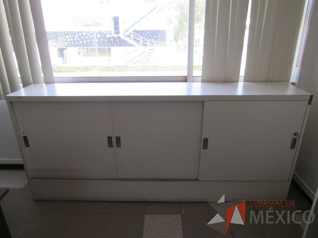Lote 020 - Gabinete tipo madera con 3 puertas y 1 entrepaño color blanco