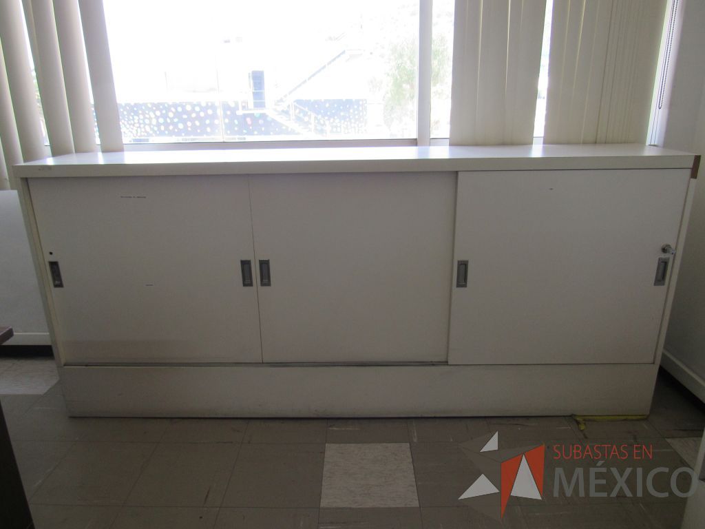 Lote 020 - Gabinete tipo madera con 3 puertas y 1 entrepaño color blanco - Imagen 7