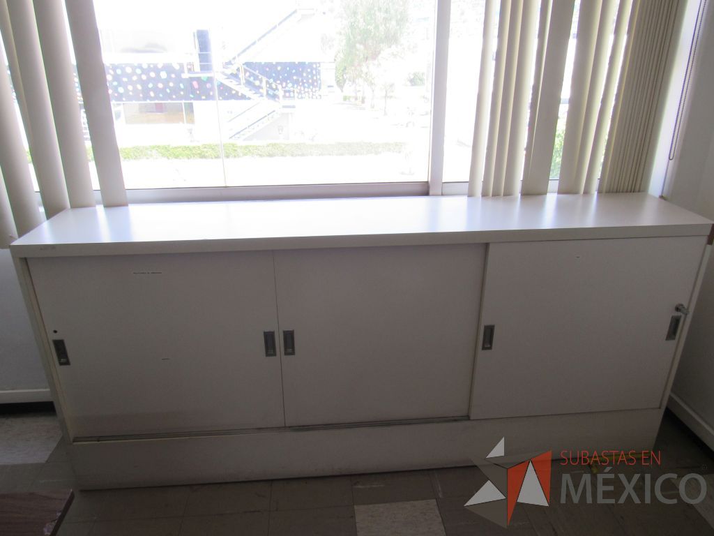 Lote 020 - Gabinete tipo madera con 3 puertas y 1 entrepaño color blanco - Imagen 8