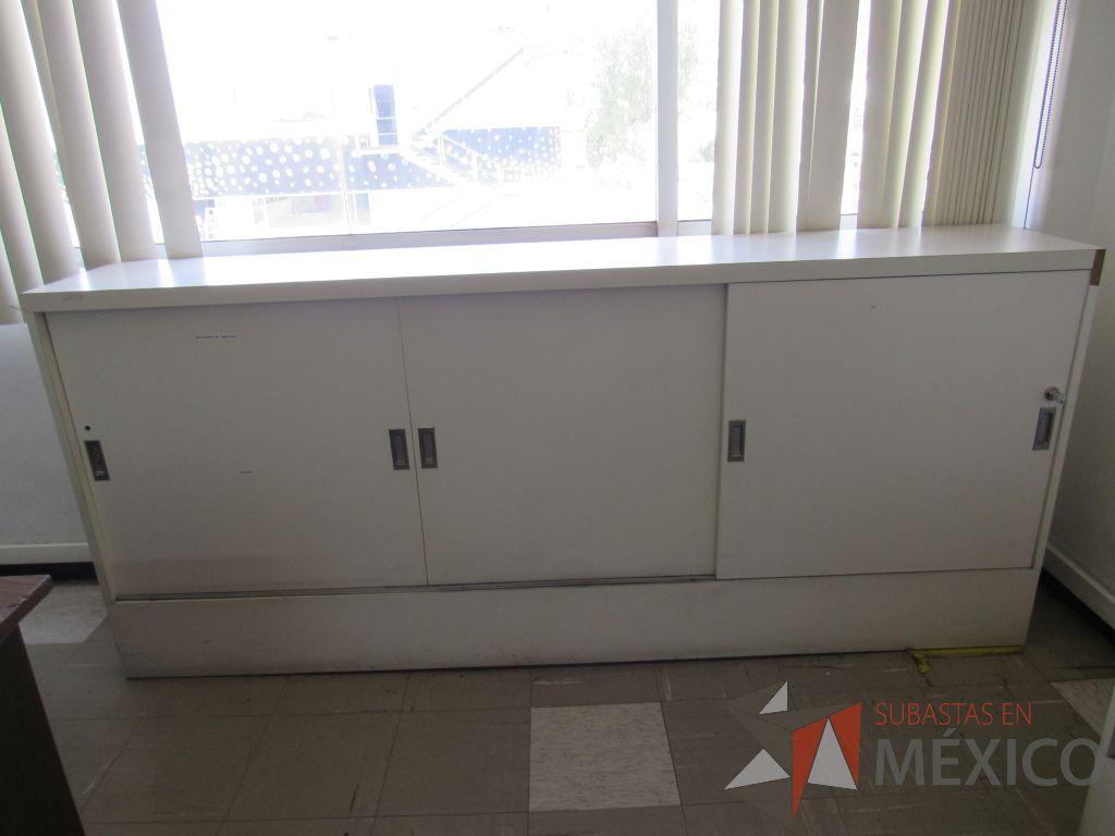 Lote 020 - Gabinete tipo madera con 3 puertas y 1 entrepaño color blanco - Imagen 9