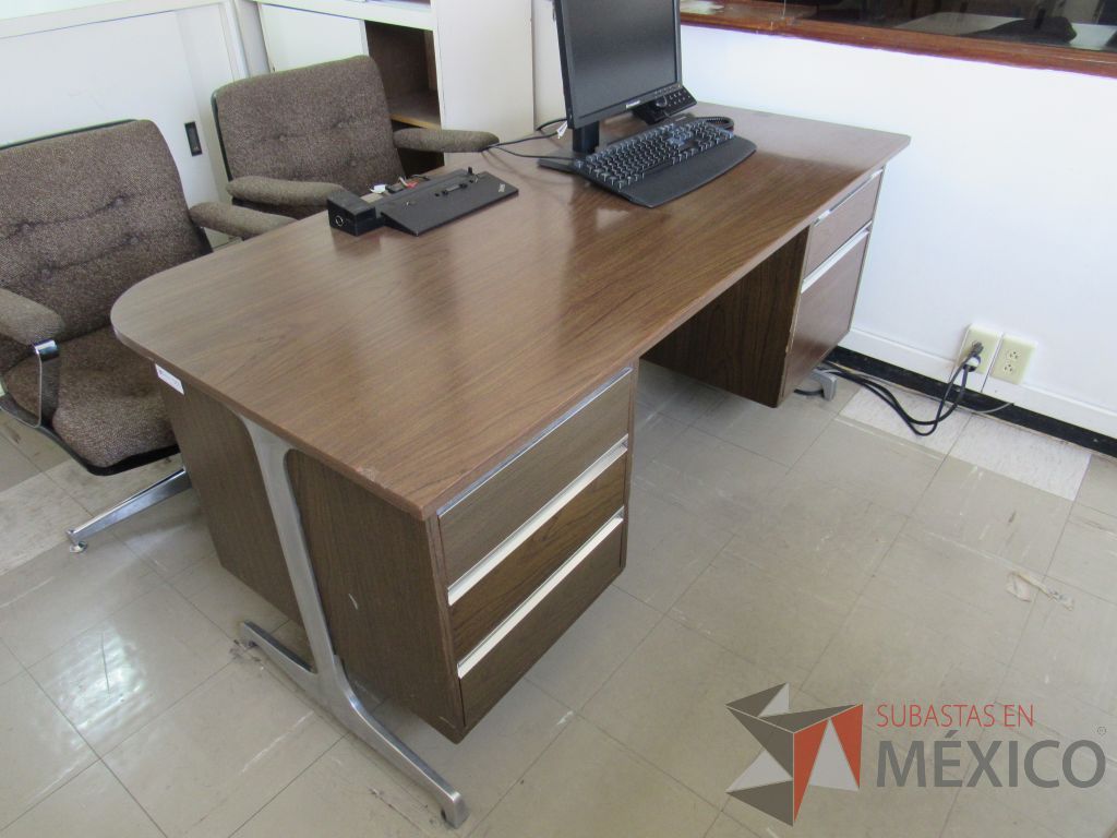 Lote 009 - Escritorio con base metálica , cubierta tipo madera y 5 cajones color café