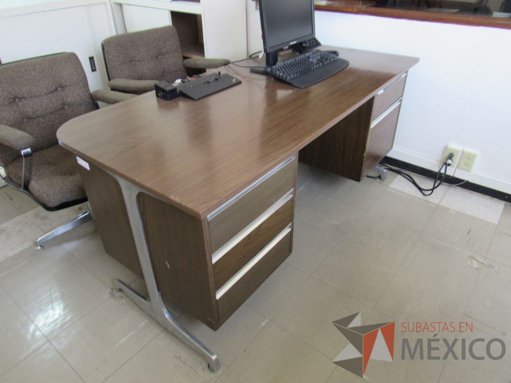 Lote 009 - Escritorio con base metálica , cubierta tipo madera y 5 cajones color café - Imagen 4