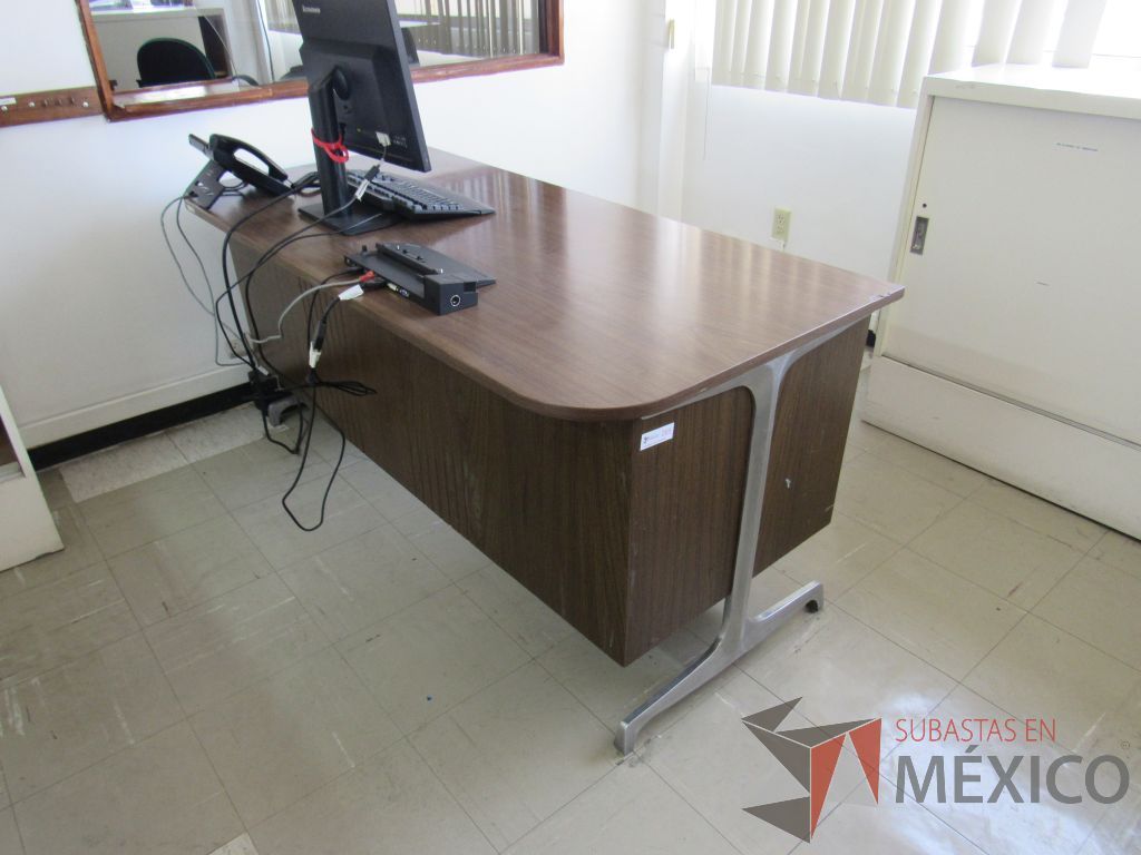 Lote 009 - Escritorio con base metálica , cubierta tipo madera y 5 cajones color café - Imagen 9