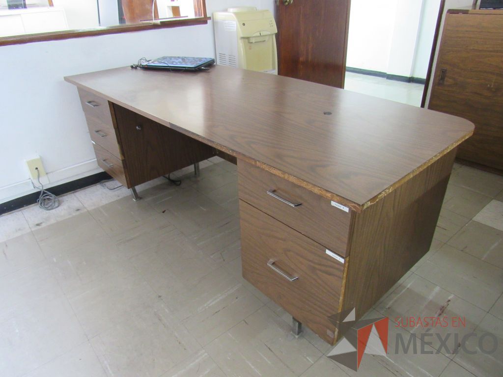 Lote 006 - Escritorio con 4 patas metálicas, 5 cajones y cubierta tipo madera color café