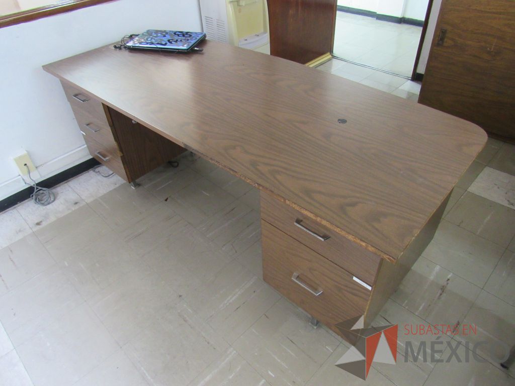 Lote 006 - Escritorio con 4 patas metálicas, 5 cajones y cubierta tipo madera color café - Imagen 4