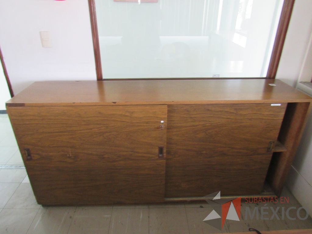 Lote 048 - Gabinete tipo madera de 2 puertas y 1 entrepaño color café - Imagen 2