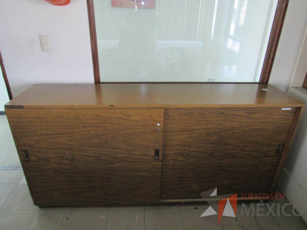 Lote 048 - Gabinete tipo madera de 2 puertas y 1 entrepaño color café - Imagen 3