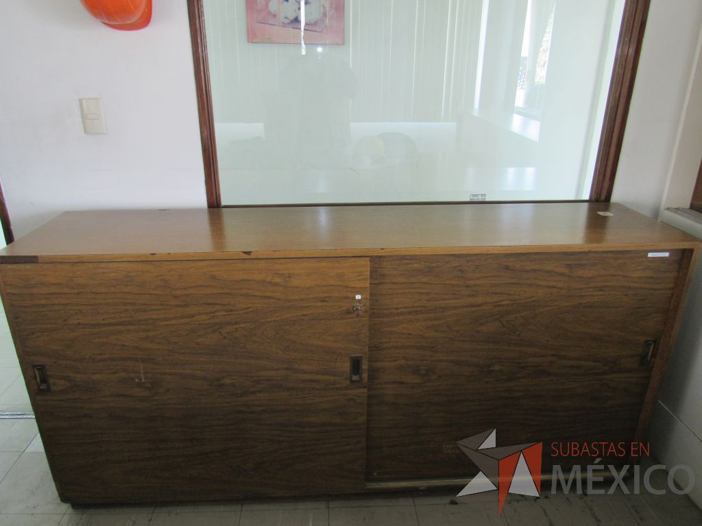 Lote 048 - Gabinete tipo madera de 2 puertas y 1 entrepaño color café - Imagen 4