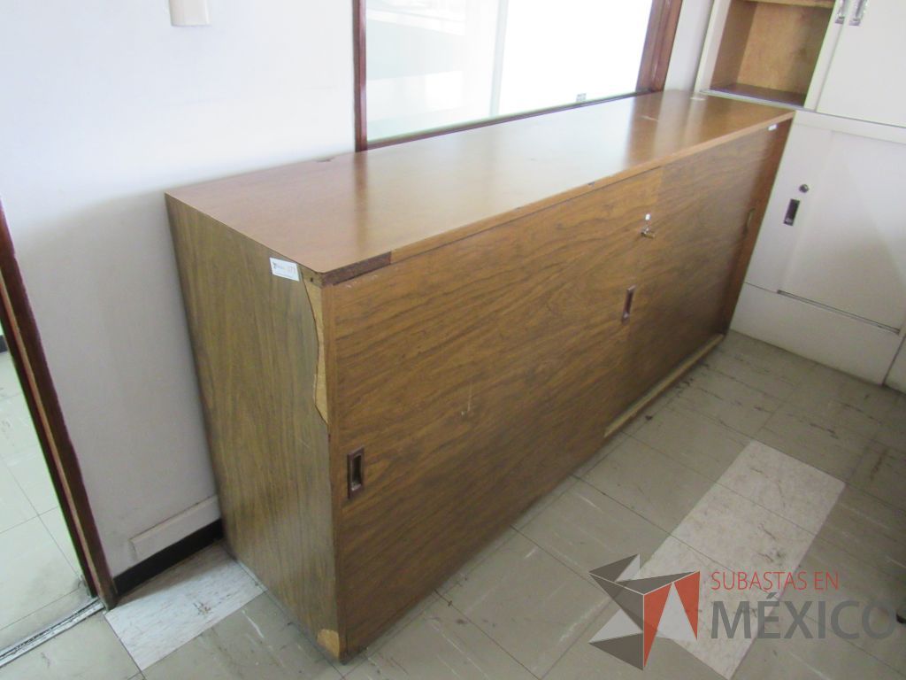 Lote 048 - Gabinete tipo madera de 2 puertas y 1 entrepaño color café