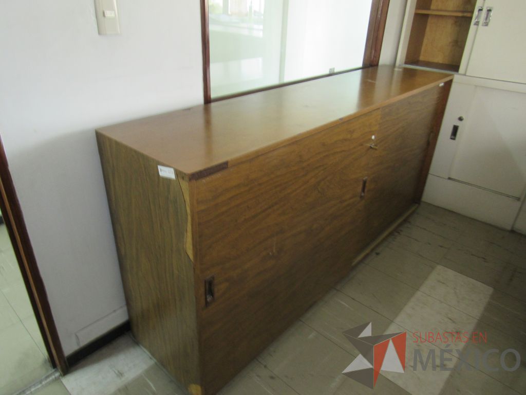 Lote 048 - Gabinete tipo madera de 2 puertas y 1 entrepaño color café - Imagen 5