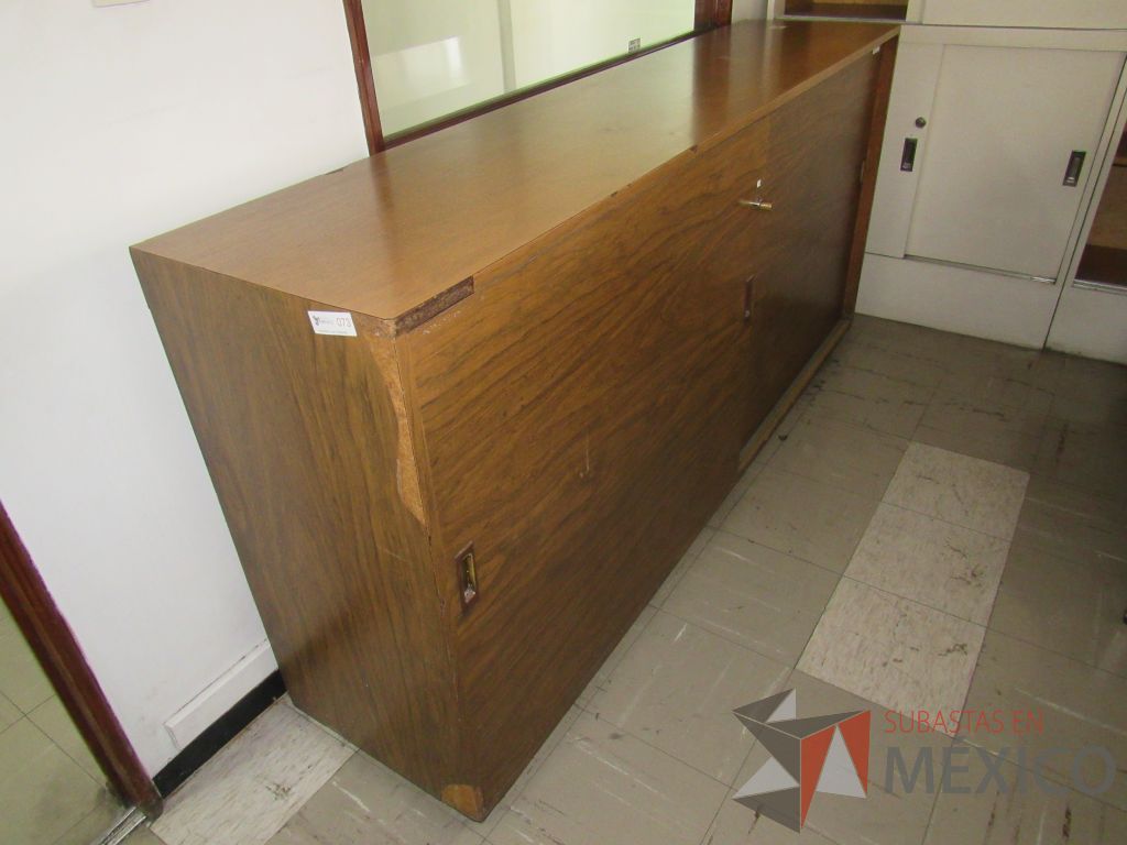 Lote 048 - Gabinete tipo madera de 2 puertas y 1 entrepaño color café - Imagen 6