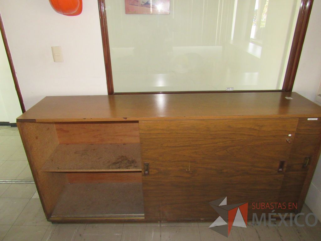 Lote 048 - Gabinete tipo madera de 2 puertas y 1 entrepaño color café - Imagen 7