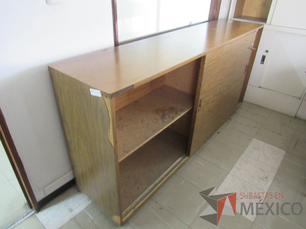 Lote 048 - Gabinete tipo madera de 2 puertas y 1 entrepaño color café - Imagen 8