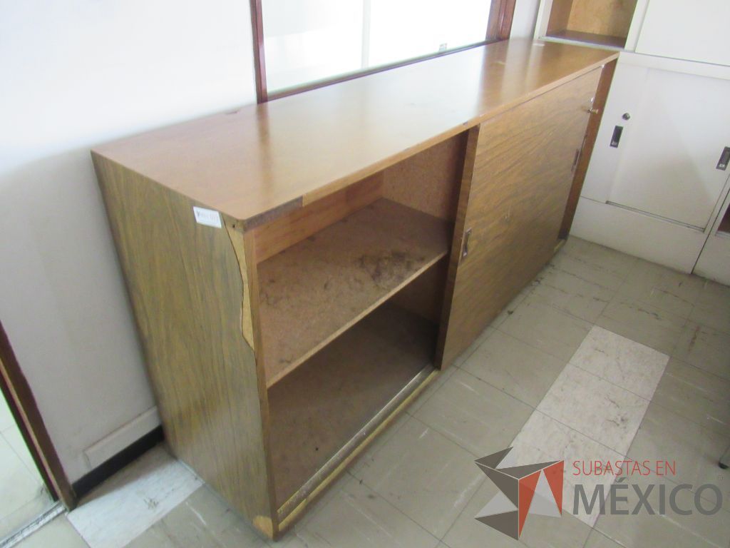 Lote 048 - Gabinete tipo madera de 2 puertas y 1 entrepaño color café - Imagen 9