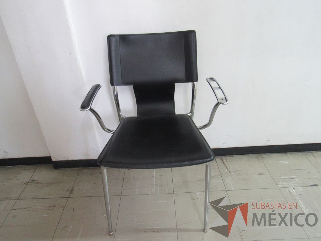 Lote 022 - Silla de visita con 4 patas metálicas, asiento y respaldo tipo piel color negro - Imagen 2