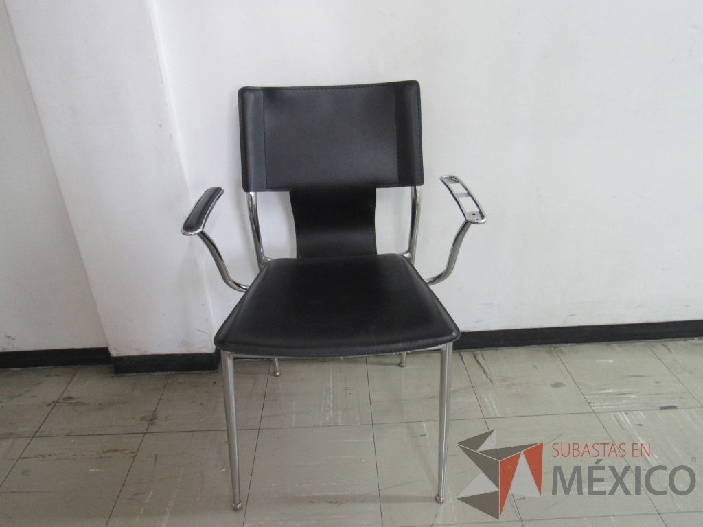 Lote 022 - Silla de visita con 4 patas metálicas, asiento y respaldo tipo piel color negro