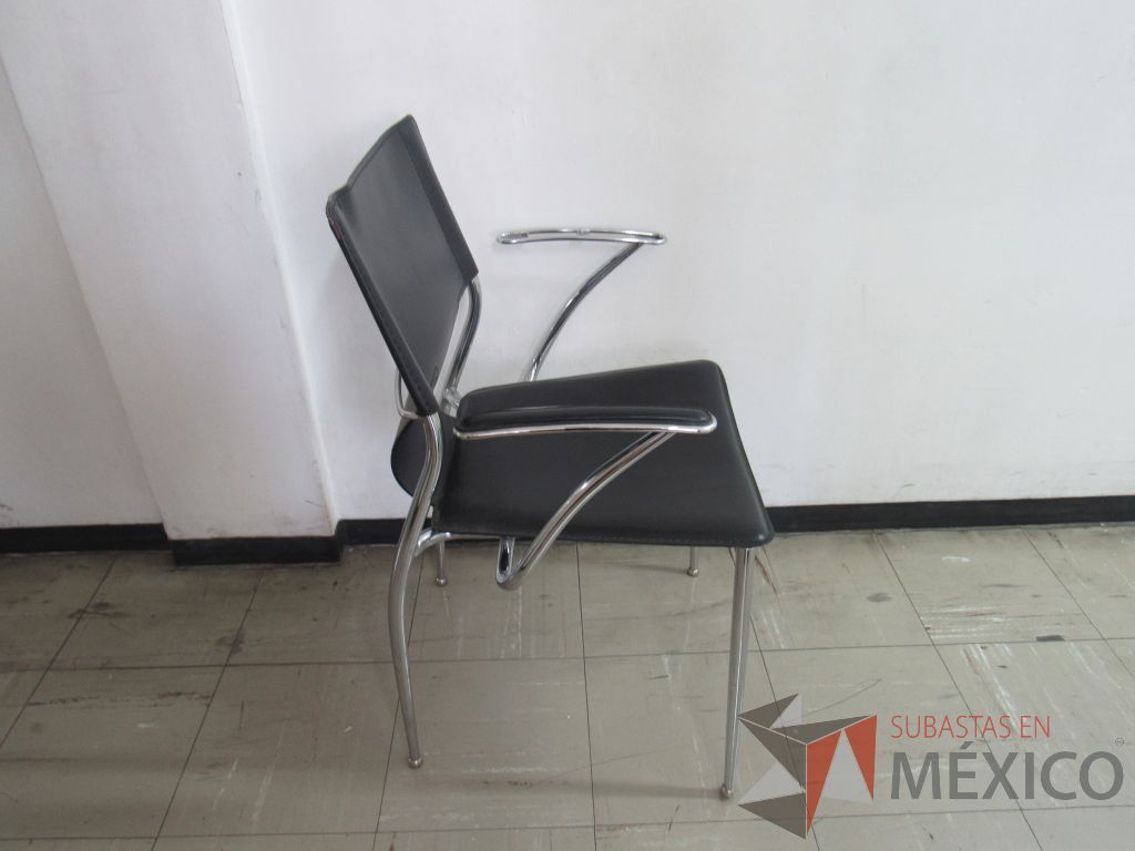 Lote 022 - Silla de visita con 4 patas metálicas, asiento y respaldo tipo piel color negro - Imagen 3