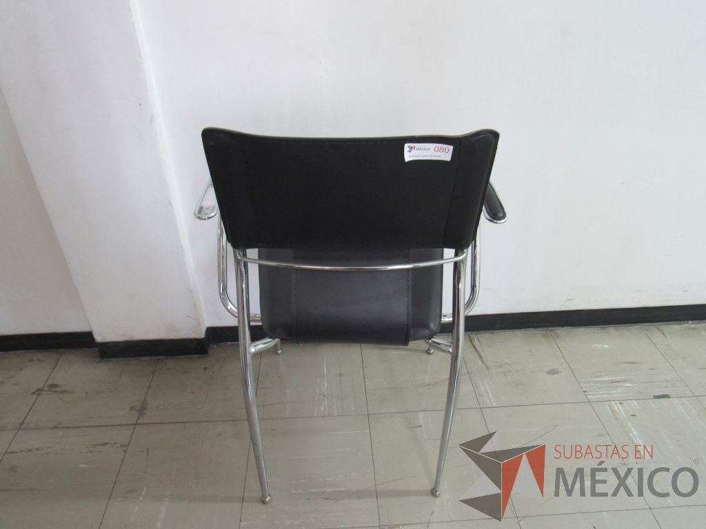 Lote 022 - Silla de visita con 4 patas metálicas, asiento y respaldo tipo piel color negro - Imagen 4