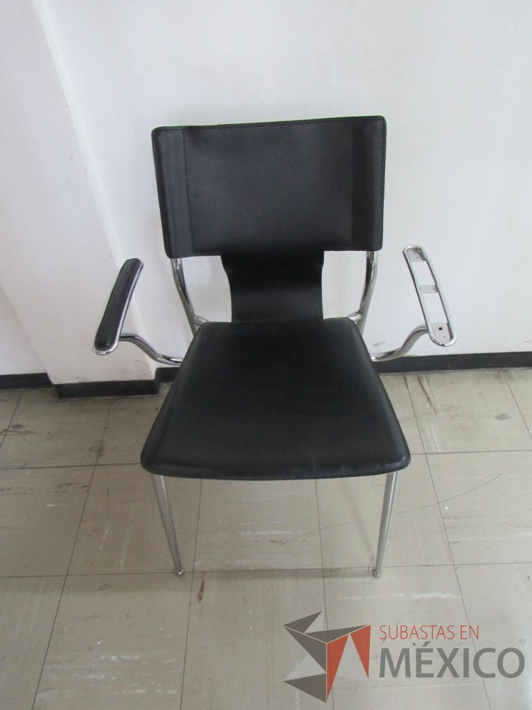 Lote 022 - Silla de visita con 4 patas metálicas, asiento y respaldo tipo piel color negro - Imagen 5