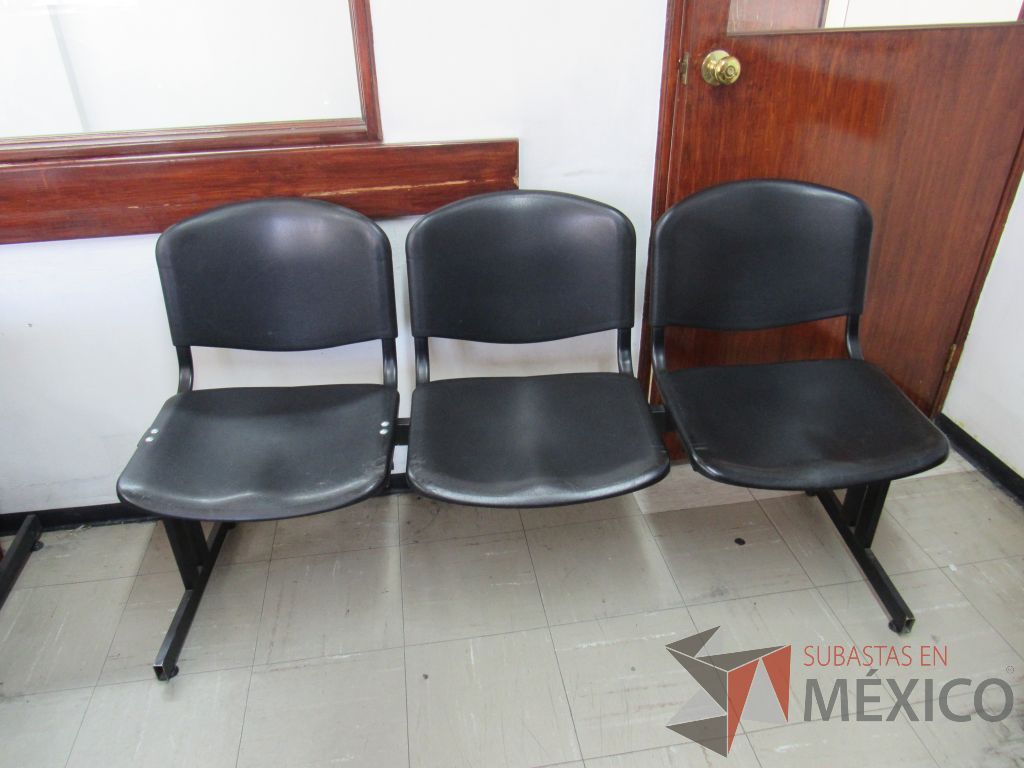Lote 002 - Banca de espera de 3 plazas con base metálica color negro - Imagen 2