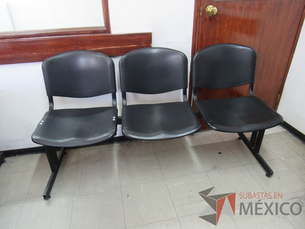 Lote 002 - Banca de espera de 3 plazas con base metálica color negro - Imagen 4