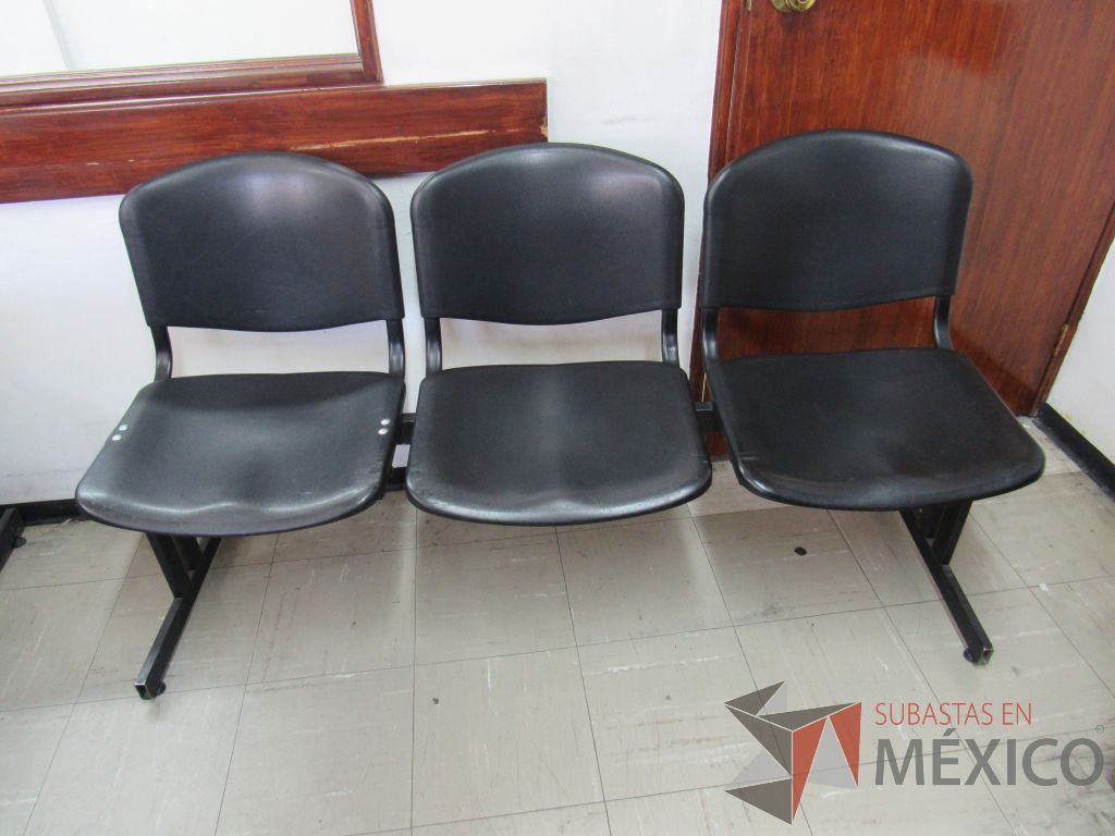 Lote 002 - Banca de espera de 3 plazas con base metálica color negro